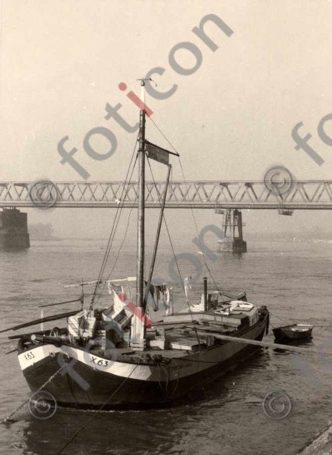 Lastkahn am Rheinwerft (foticon-duesseldorf-0023.jpg)
